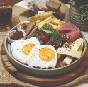 كافيه Daily Nişantaşı صحن افطار غربي منوع وشهي في اسطنبول