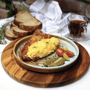 كافيه Daily Nişantaşı افطار غربي كرواسون بالبيض شهي في اسطنبول