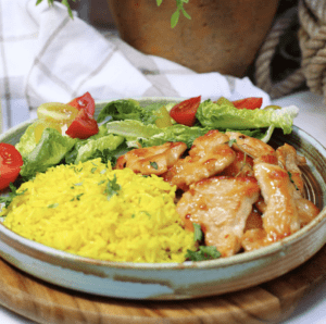 كافيه Daily Nişantaşı صحن دجاج من ارز وسلطة 